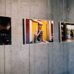 Visuel du montage de l'exposition photographique d'Anouk Desury, lauréate de la grande commande de photojournalisme portée par la BnF pour son projet "Les poings ouverts" sur la pratique de la boxe chez de jeunes Roubaisien.nes. L'exposition est organisée par l'Institut pour la photographie de Lille au Colysée de Lambersart du 7 septembre au 8 décembre 2024.