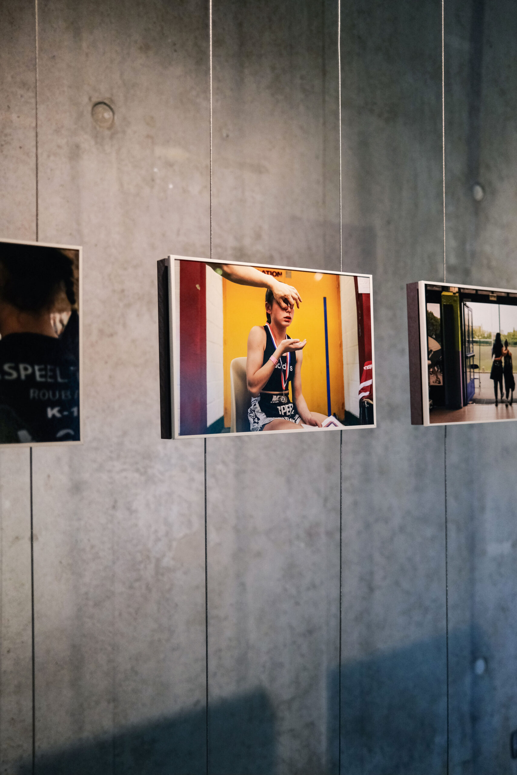 Visuel du montage de l'exposition photographique d'Anouk Desury, lauréate de la grande commande de photojournalisme portée par la BnF pour son projet "Les poings ouverts" sur la pratique de la boxe chez de jeunes Roubaisien.nes. L'exposition est organisée par l'Institut pour la photographie de Lille au Colysée de Lambersart du 7 septembre au 8 décembre 2024.