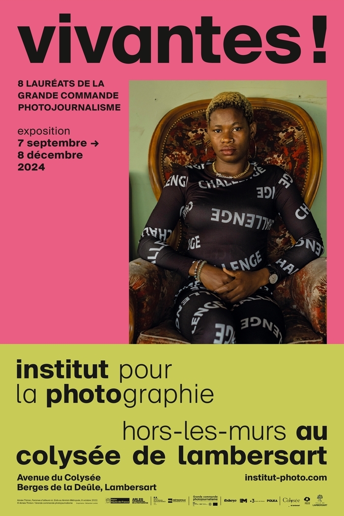 Affiche de l'exposition Vivantes ! des 8 lauréats de la grande commande photojournalisme de la BnF, organisée par l'institut pour la photographie de Lille au Colysée de Lambersart du 7 septembre au 8 décembre 2024. La photographie utilisée représente une jeune femme noire aux cheveux courts et blonds, des boucles en anneau aux oreilles, habillée d'une combi noire à motifs imprimés blancs, assise sur un photo, les mains jointes, regardant la caméra.