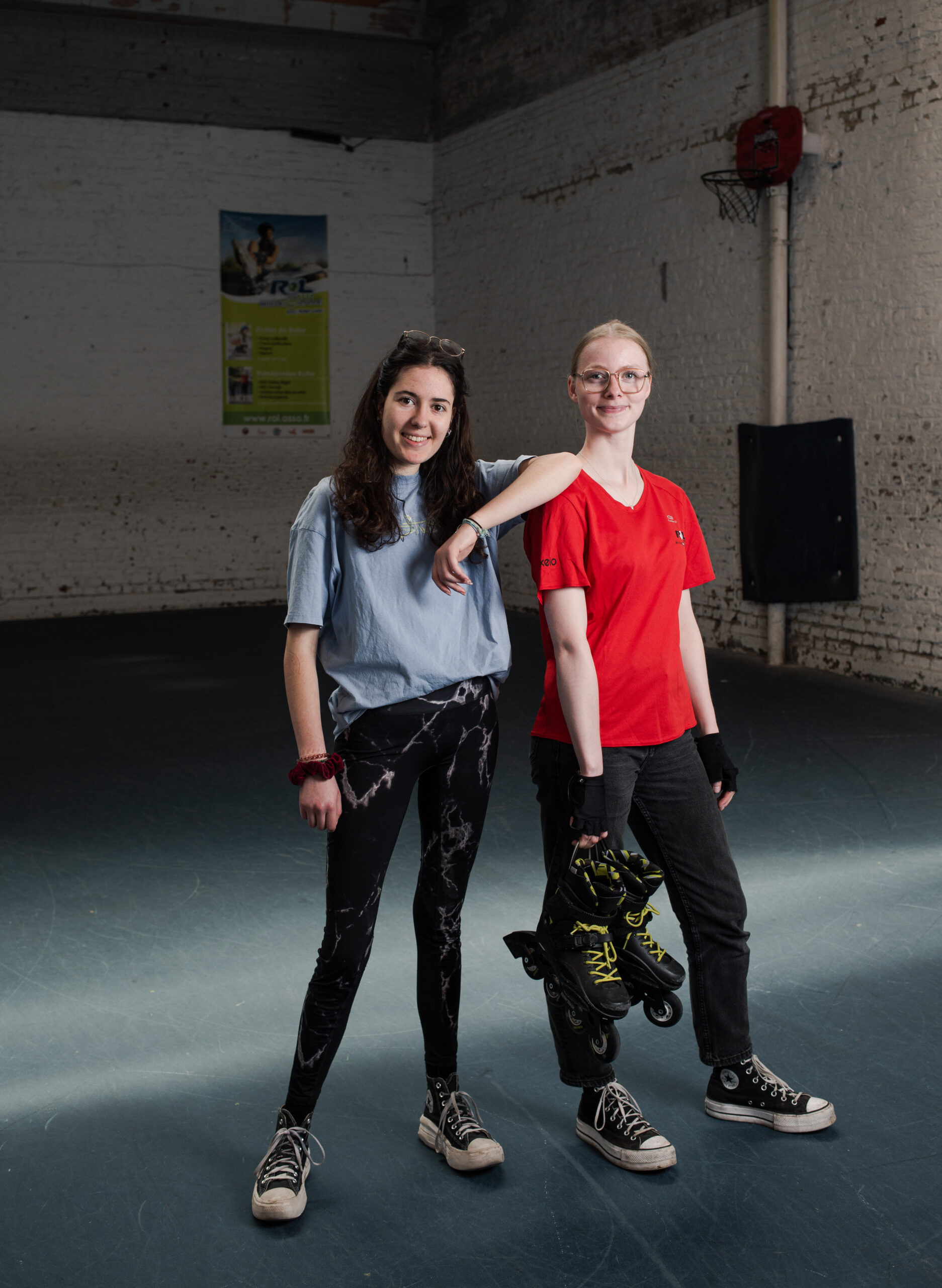 Portrait de deux adolescentes posant debout avec une paire de rollers à la main, issu du reportage photographie de Richard Baron (membre de Light Motiv) sur la mobilité urbaine des jeunes à Lille pour le magazine Phosphore, numéro 34, septembre 2024