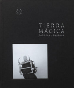 Couverture du livre photographique Tierra Mágica de Yannick Cormier publié aux Editions Light Motiv et dédié aux mascarades et rituels carnavalesques du Nord-Ouest de l'Espagne, liés aux croyances païennes.