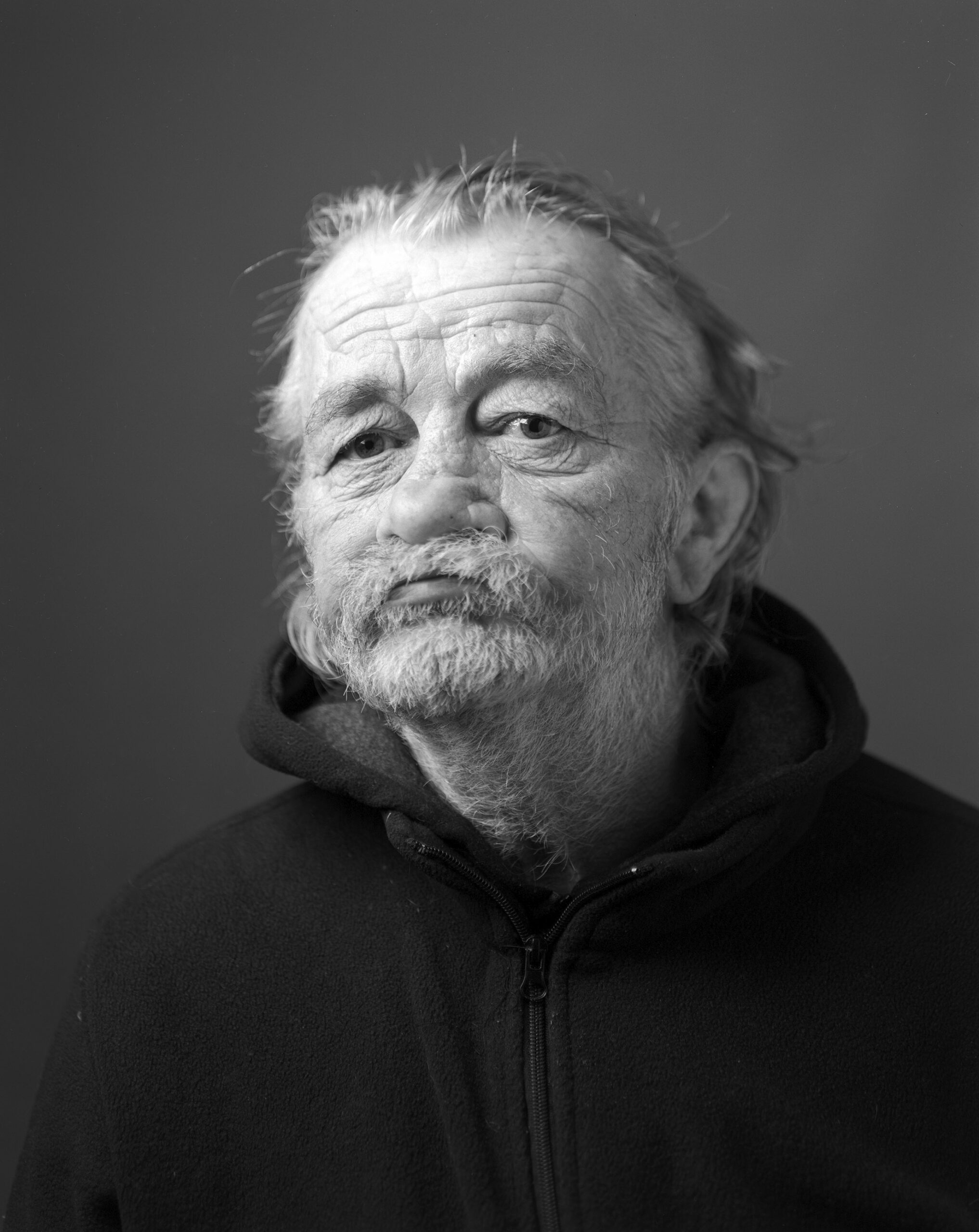 Portrait de Didier, personne à la rue, réalisé par le photographe Marc Mounier-Kuhn (Light Motiv) lors de l'atelier avec abej solidarité et l'ESJ Lille en 2024. Visible lors de l'exposition à l'église Sainte-Marie-Madeleine de Lille les 21 et 22 septembre 2024.