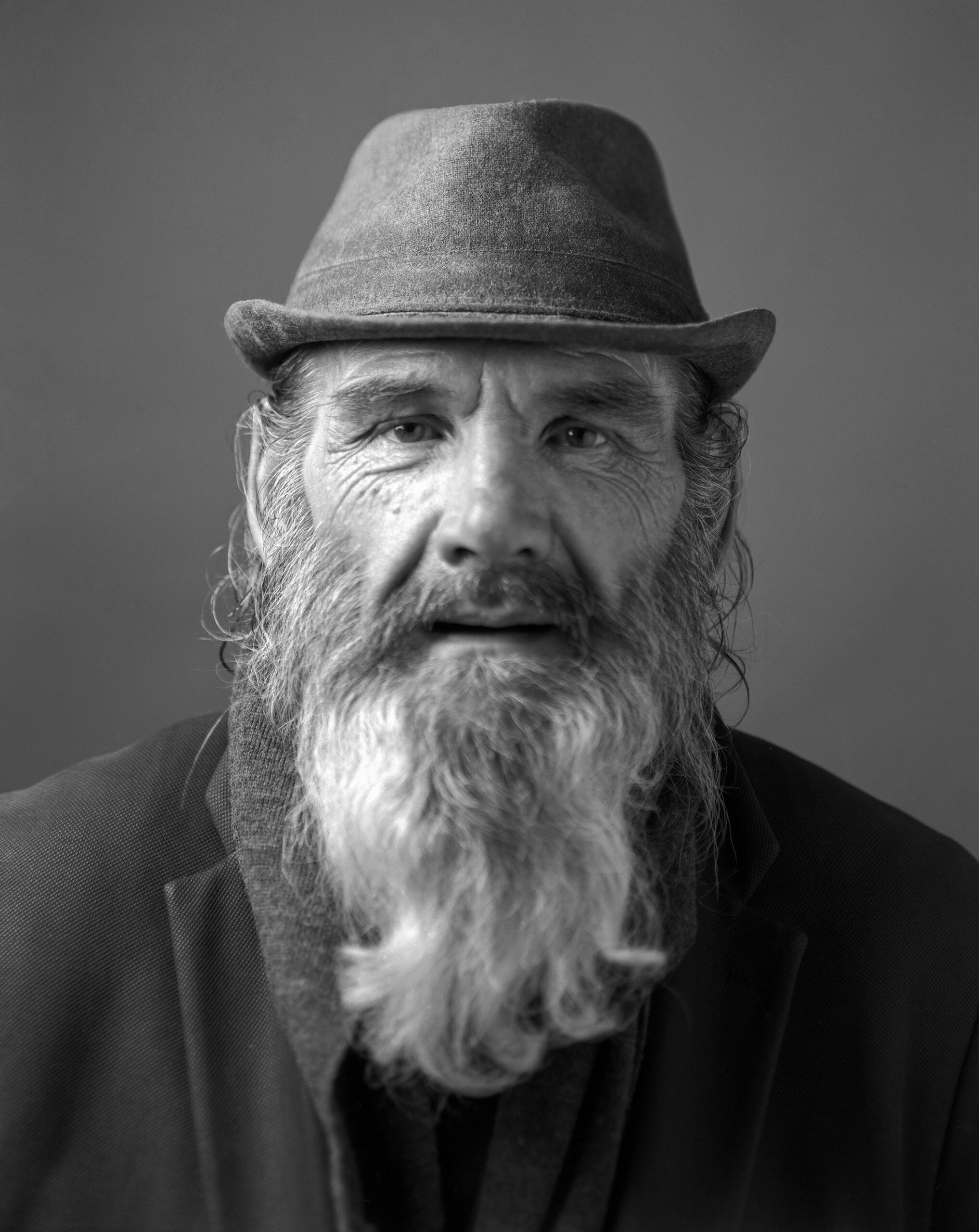 Portrait d'Henri, personne à la rue, réalisé par le photographe Marc Mounier-Kuhn (Light Motiv) lors de l'atelier avec abej solidarité et l'ESJ Lille en 2024. Visible lors de l'exposition à l'église Sainte-Marie-Madeleine de Lille les 21 et 22 septembre 2024.