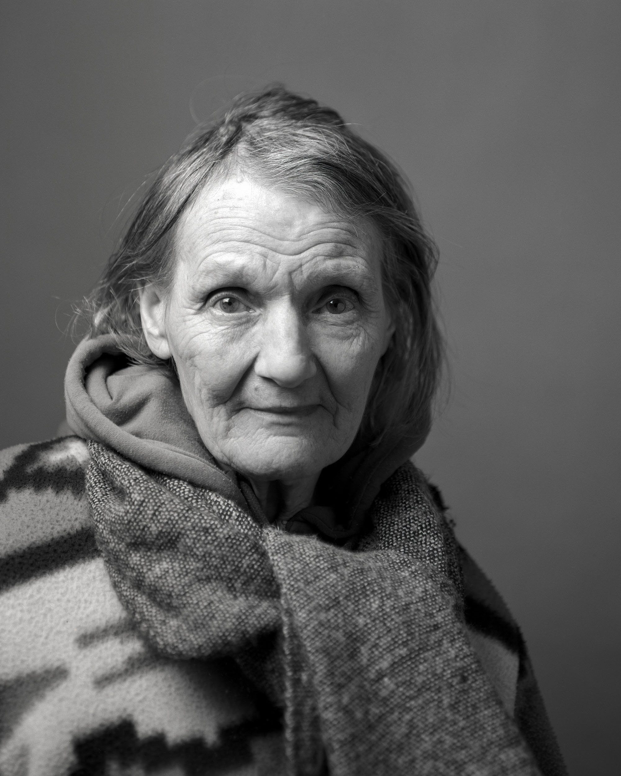 Portrait de Marie-Thérèse, personne à la rue, réalisé par le photographe Marc Mounier-Kuhn (Light Motiv) lors de l'atelier avec abej solidarité et l'ESJ Lille en 2024. Visible lors de l'exposition à l'église Sainte-Marie-Madeleine de Lille les 21 et 22 septembre 2024.