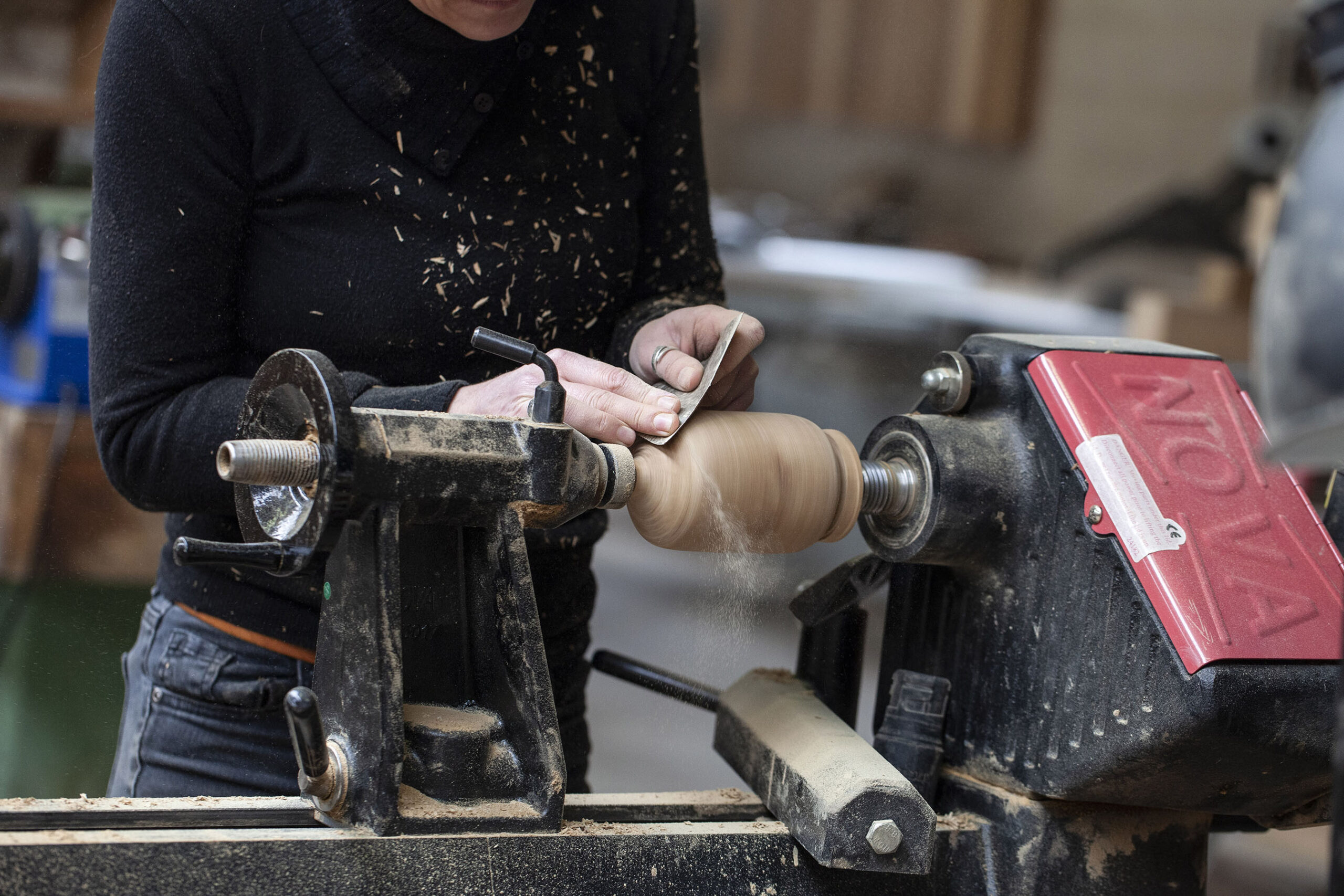 Fabrication d'un vase, dans l'atelier de Lucille, tourneuse sur bois, à Locre à la frontière belge.. Photographie de Nadège Fagoo (Light Motiv)