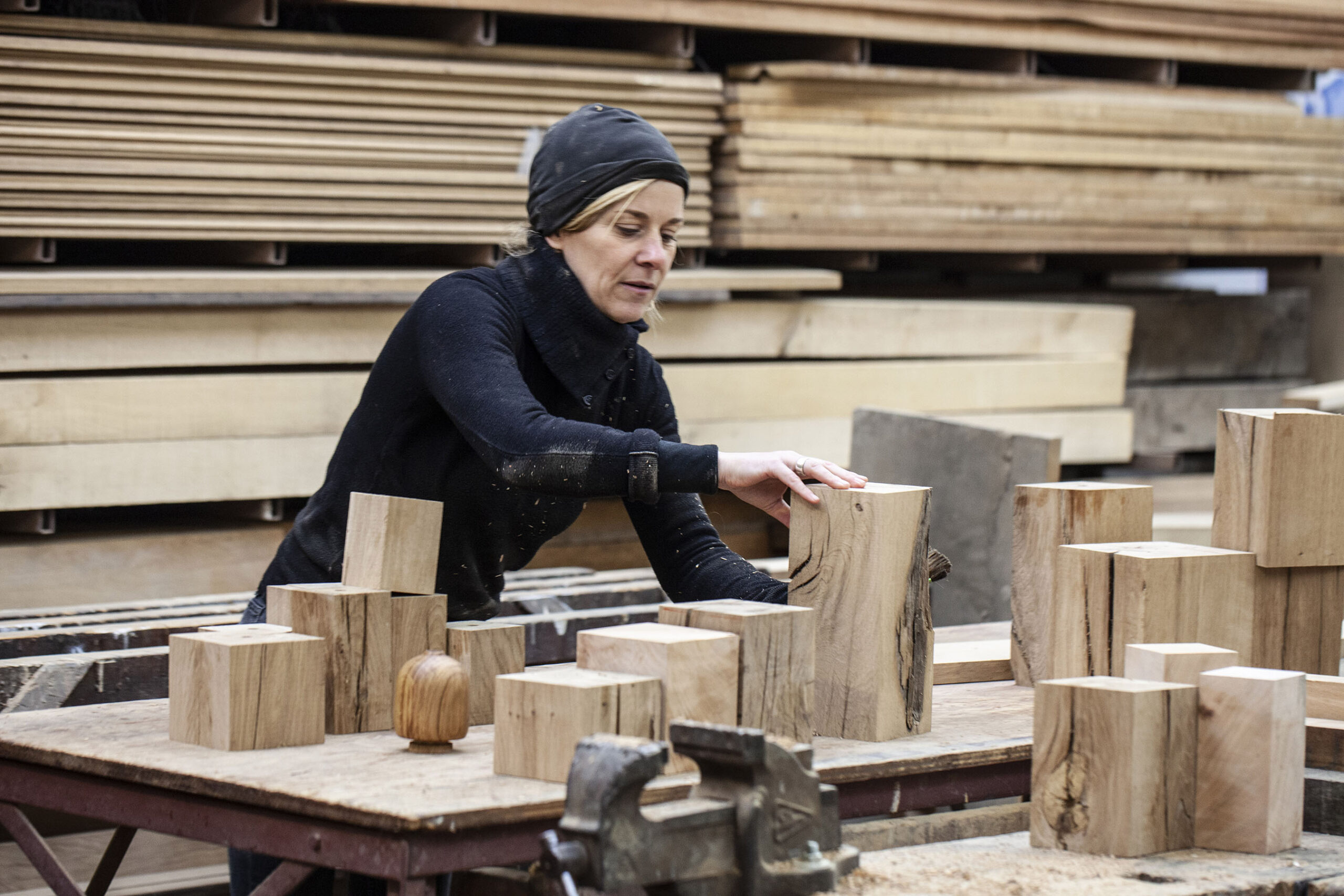 Choix du bloc de bois, dans l'atelier de Lucille, tourneuse sur bois, à Locre à la frontière belge.. Photographie de Nadège Fagoo (Light Motiv)