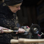 Dégrossir le bloc de bois, dans l'atelier de Lucille, tourneuse sur bois, à Locre à la frontière belge.. Photographie de Nadège Fagoo (Light Motiv)