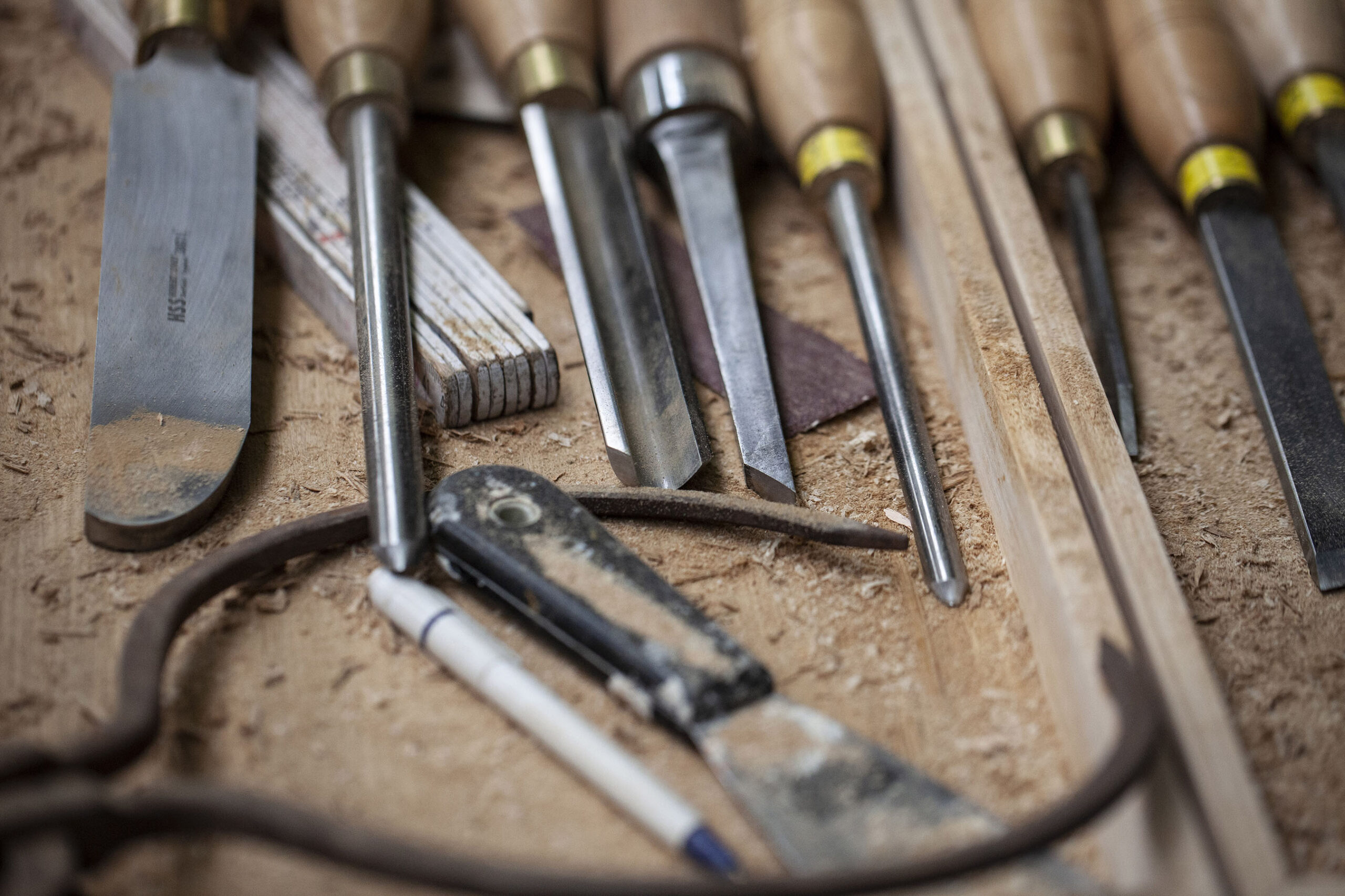 Ciseaux à bois, dans l'atelier de Lucille, tourneuse sur bois, à Locre à la frontière belge.. Photographie de Nadège Fagoo (Light Motiv)