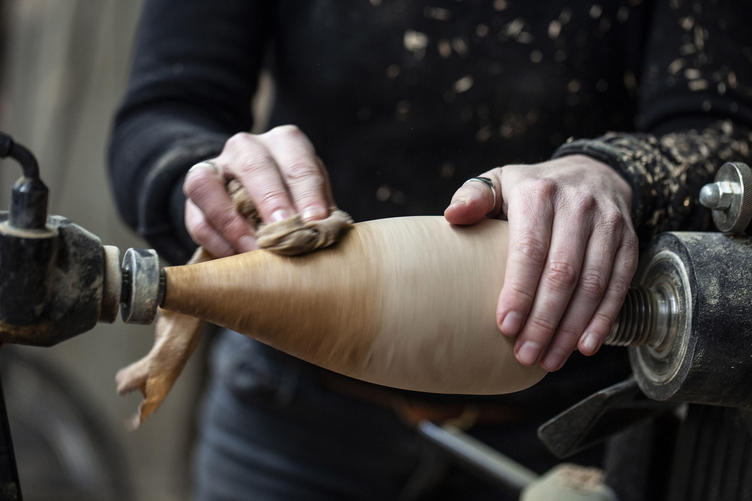 Application de l'huile de lin au chiffon, dans l'atelier de Lucille, tourneuse sur bois, à Locre à la frontière belge. Photographie de Nadège Fagoo (Light Motiv)