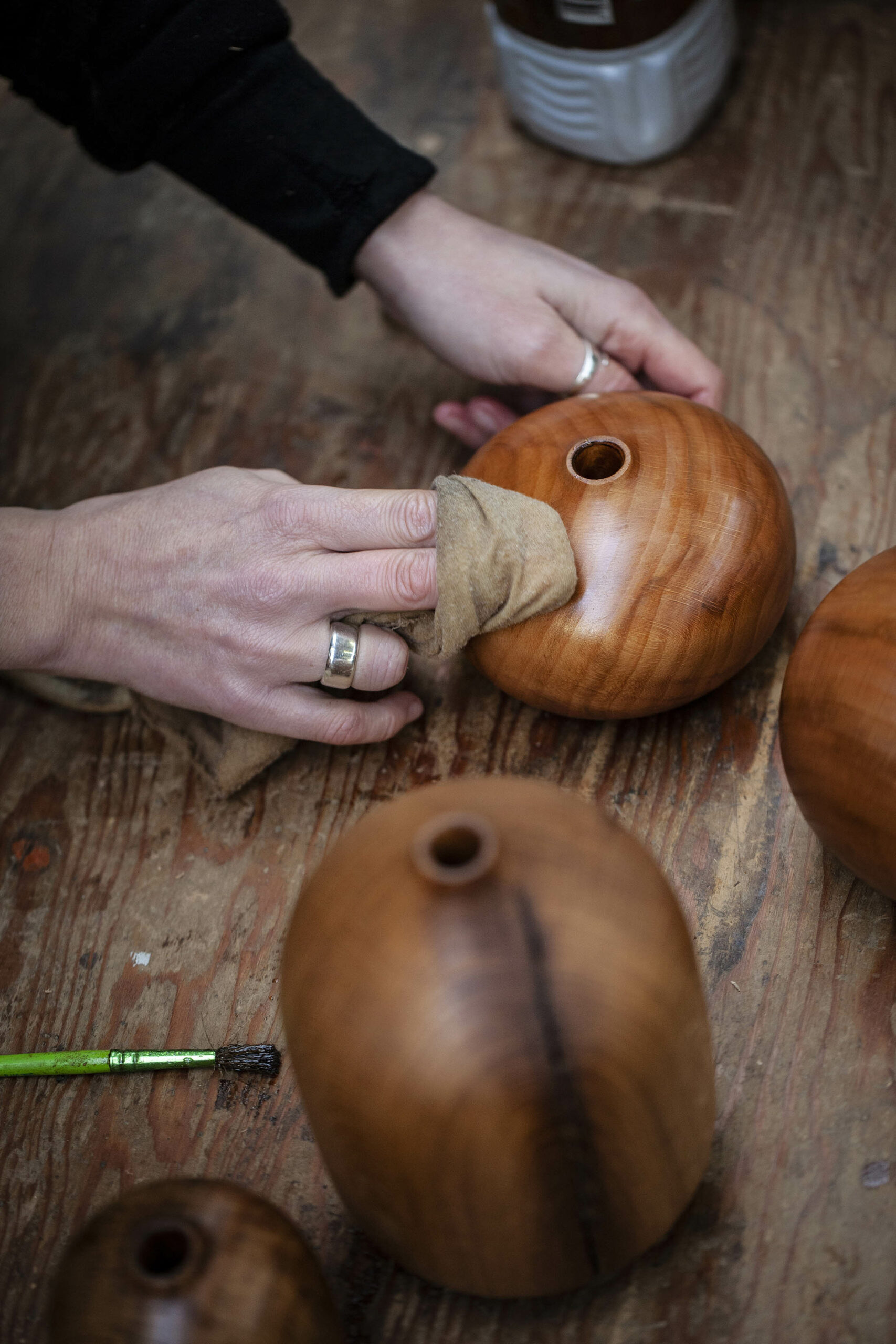 Application de l'huile de lin au chiffon, dans l'atelier de Lucille, tourneuse sur bois, à Locre à la frontière belge. Photographie de Nadège Fagoo (Light Motiv)