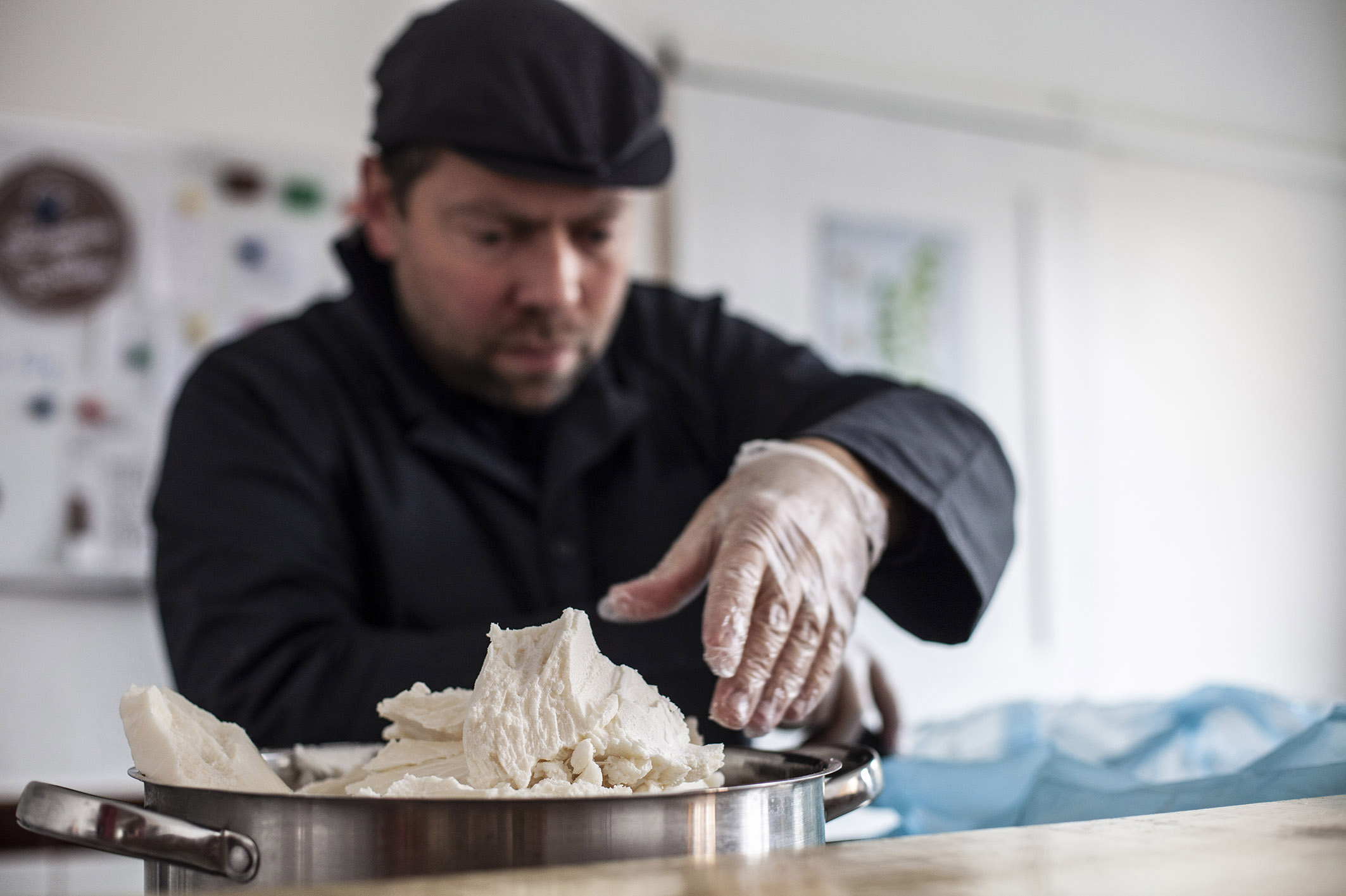 Dans l'atelier de Cyril, savonnier à Boeschèpe dans le Nord de la France. La savonnerie des Flandres. Photographie de Nadège Fagoo (Light Motiv)