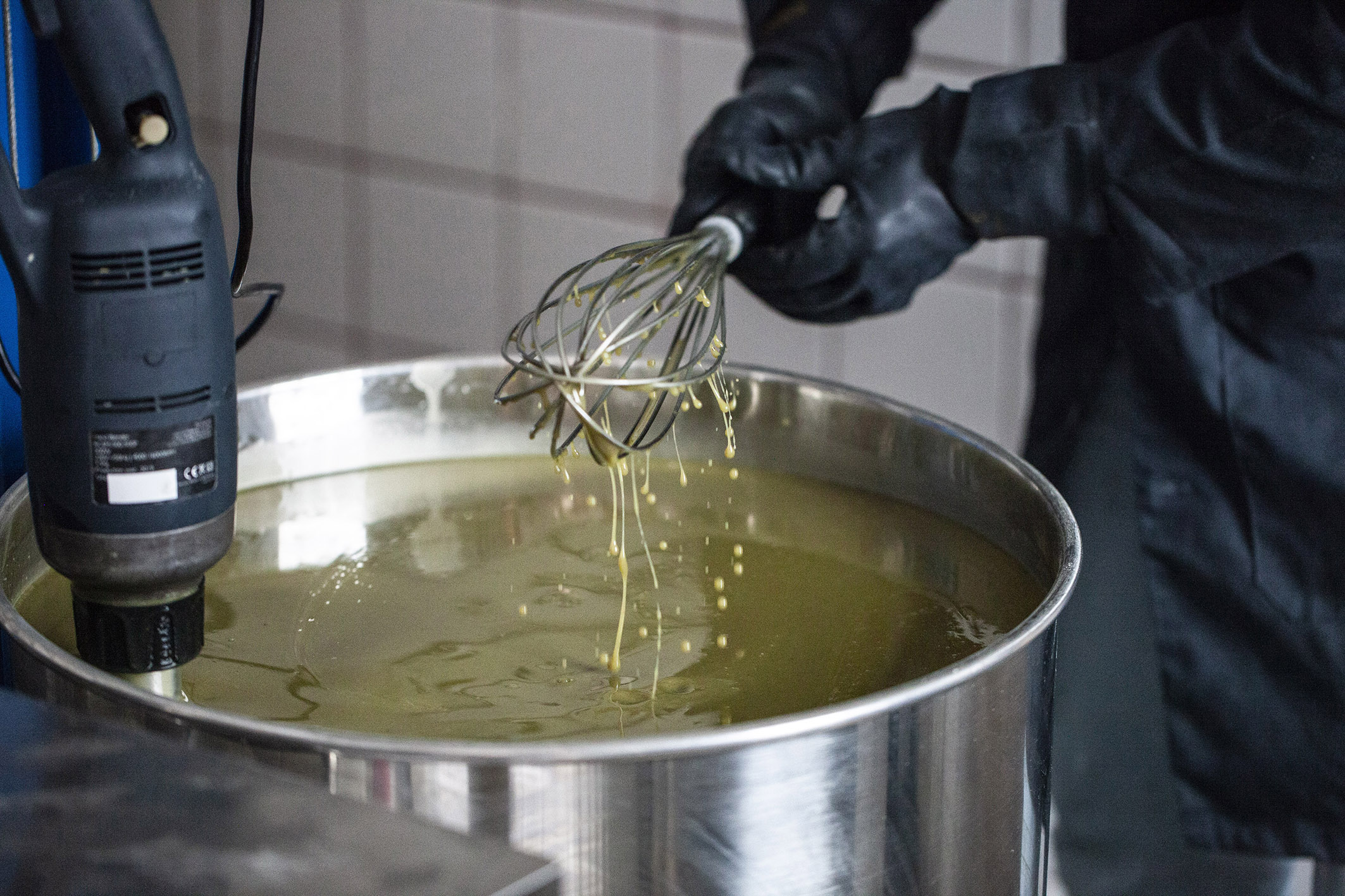 Coup de fouet pour mélanger le savon, dans l'atelier de Cyril, savonnier à Boeschèpe dans le Nord de la France. La savonnerie des Flandres. Photographie de Nadège Fagoo (Light Motiv)