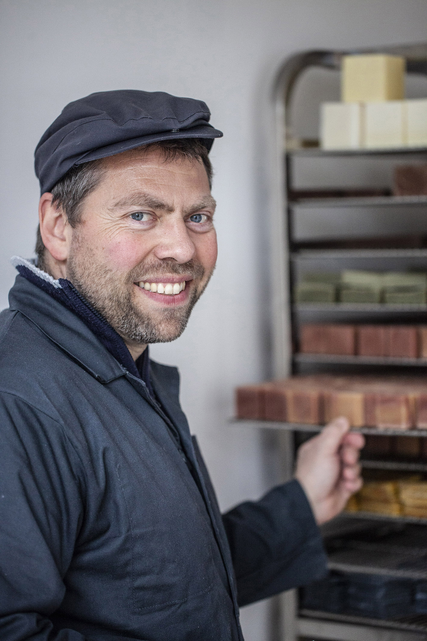 Portrait de Cyril dans son atelier, savonnier à Boeschèpe dans le Nord de la France. La savonnerie des Flandres. Photographie de Nadège Fagoo (Light Motiv)