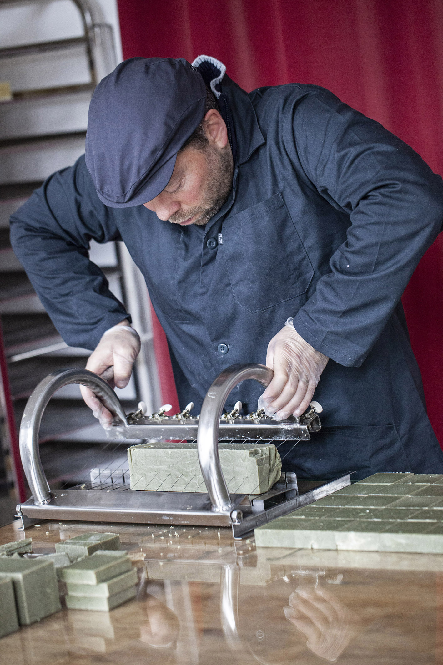 Coupe des blocs de savon, dans l'atelier de Cyril, savonnier à Boeschèpe dans le Nord de la France. La savonnerie des Flandres. Photographie de Nadège Fagoo (Light Motiv)