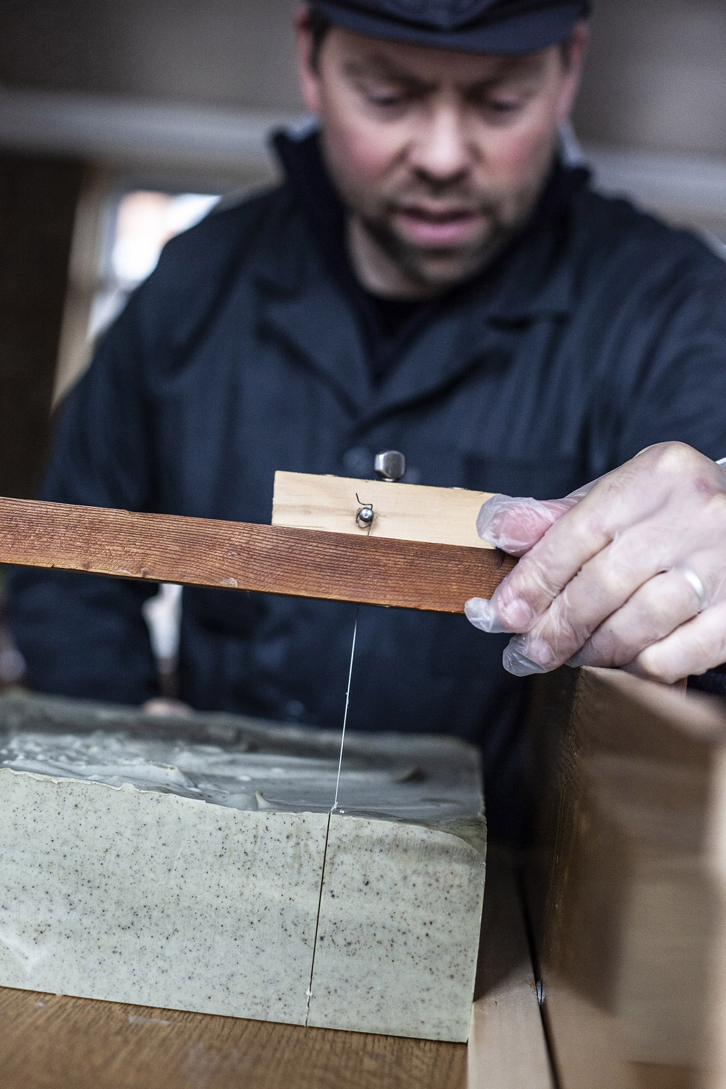 Coupe des blocs de savon, dans l'atelier de Cyril, savonnier à Boeschèpe dans le Nord de la France. La savonnerie des Flandres. Photographie de Nadège Fagoo (Light Motiv)